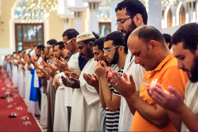 How Does Eid al-Fitr Promote Gratitude and Community Spirit?